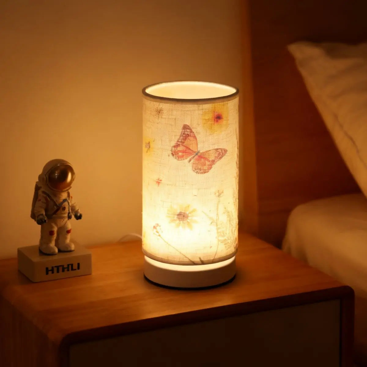 Nordic Retro-Style Table Lamp – Fabric Lampshade USB-Powered Light for Bedroom, Study & Home Décor