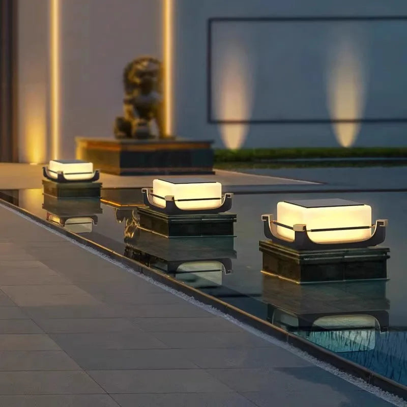 Outdoor Courtyard LED Solar Lawn Light – IP65 Waterproof Pillar &amp; Fence Post Lamp for Garden, Path & Villa Lighting