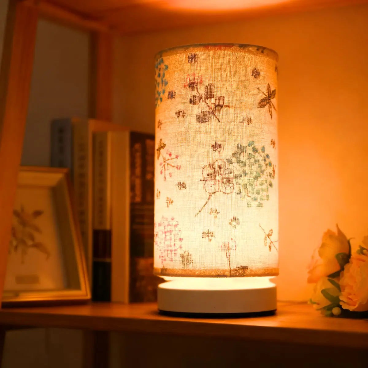 Nordic Retro-Style Table Lamp – Fabric Lampshade USB-Powered Light for Bedroom, Study & Home Décor