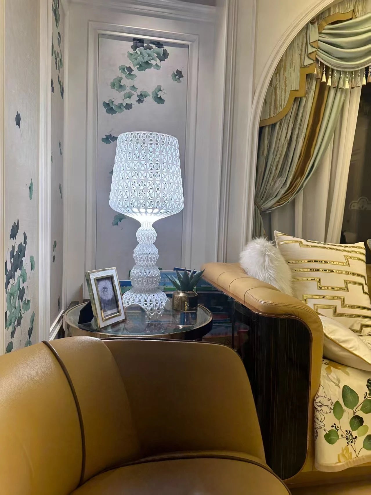 Lampe en verre acrylique de designer italien en forme de verre à vin – Lampadaire d'ambiance moderne pour salles d'exposition, salons et chambres à coucher