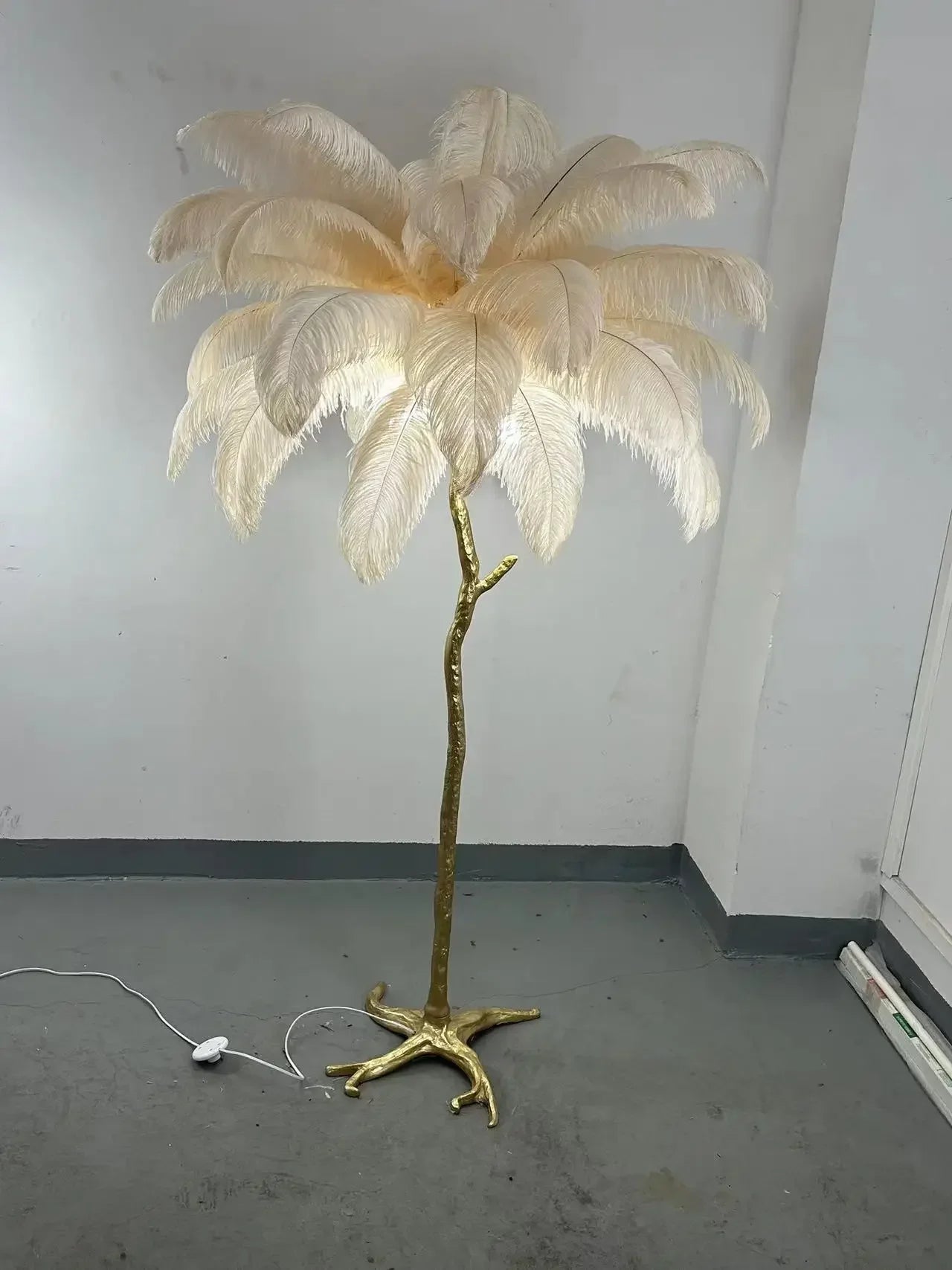 Modern LED Ostrich Feather Floor Lamp – Art Deco Standing Light for Living Room, Hotel, and Lounge Spaces
