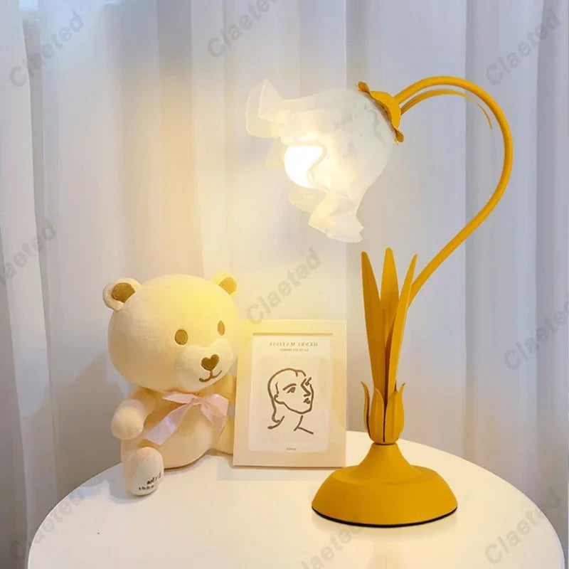 Retro French Romantic Flower Desk Lamp – Cream Style Pastoral Bedside Light for Vintage Home Bedroom Décor