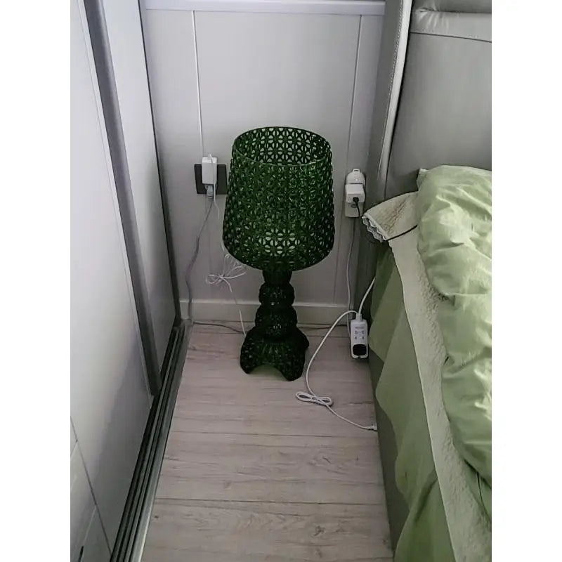 Lampe en verre acrylique de designer italien en forme de verre à vin – Lampadaire d'ambiance moderne pour salles d'exposition, salons et chambres à coucher